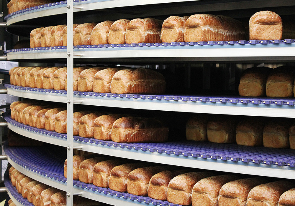 bochenki chleba przenoszone taśmą transportową