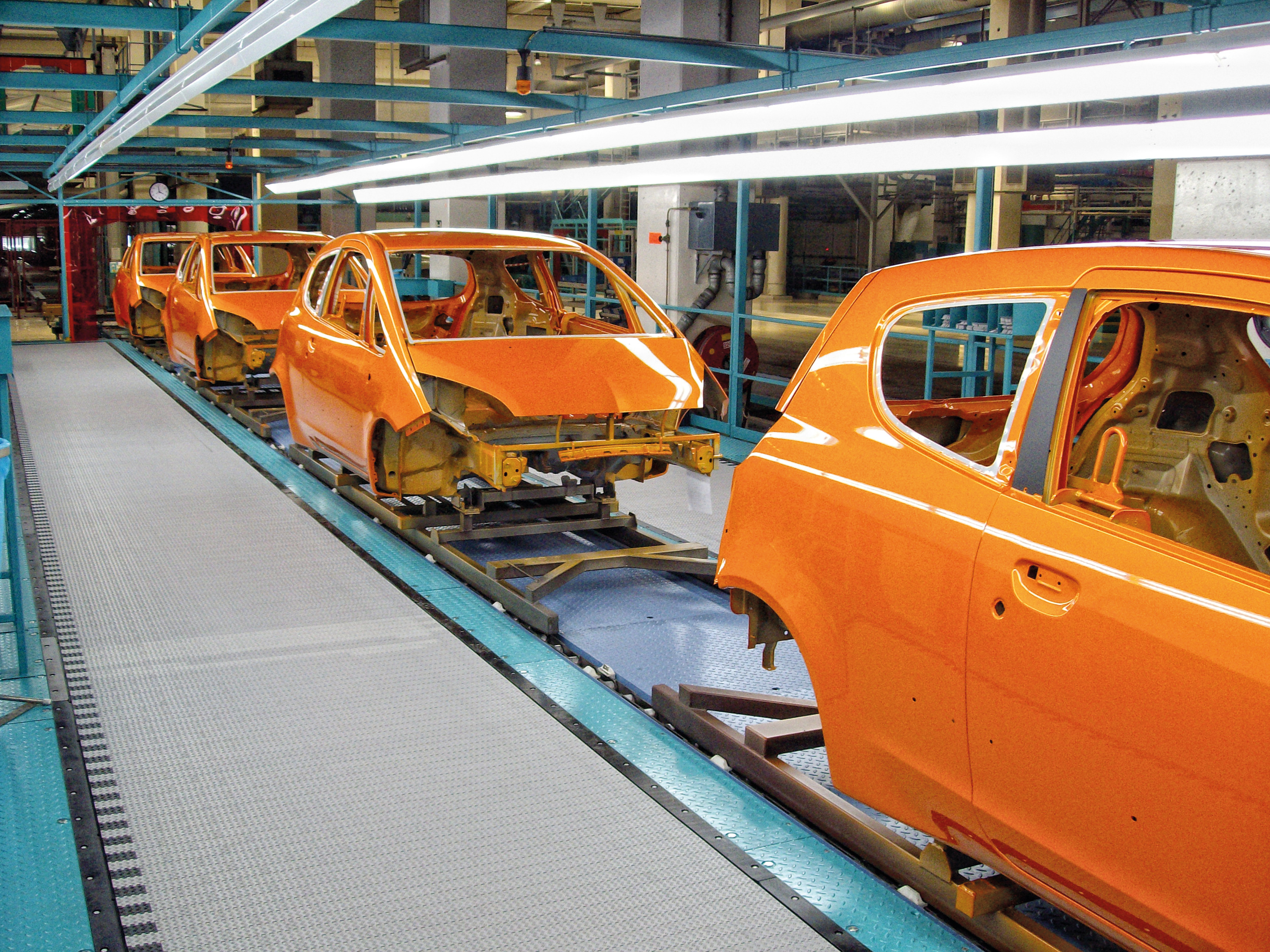 Global car manufacturer boosts safety and productivity with Habasit people mover belt