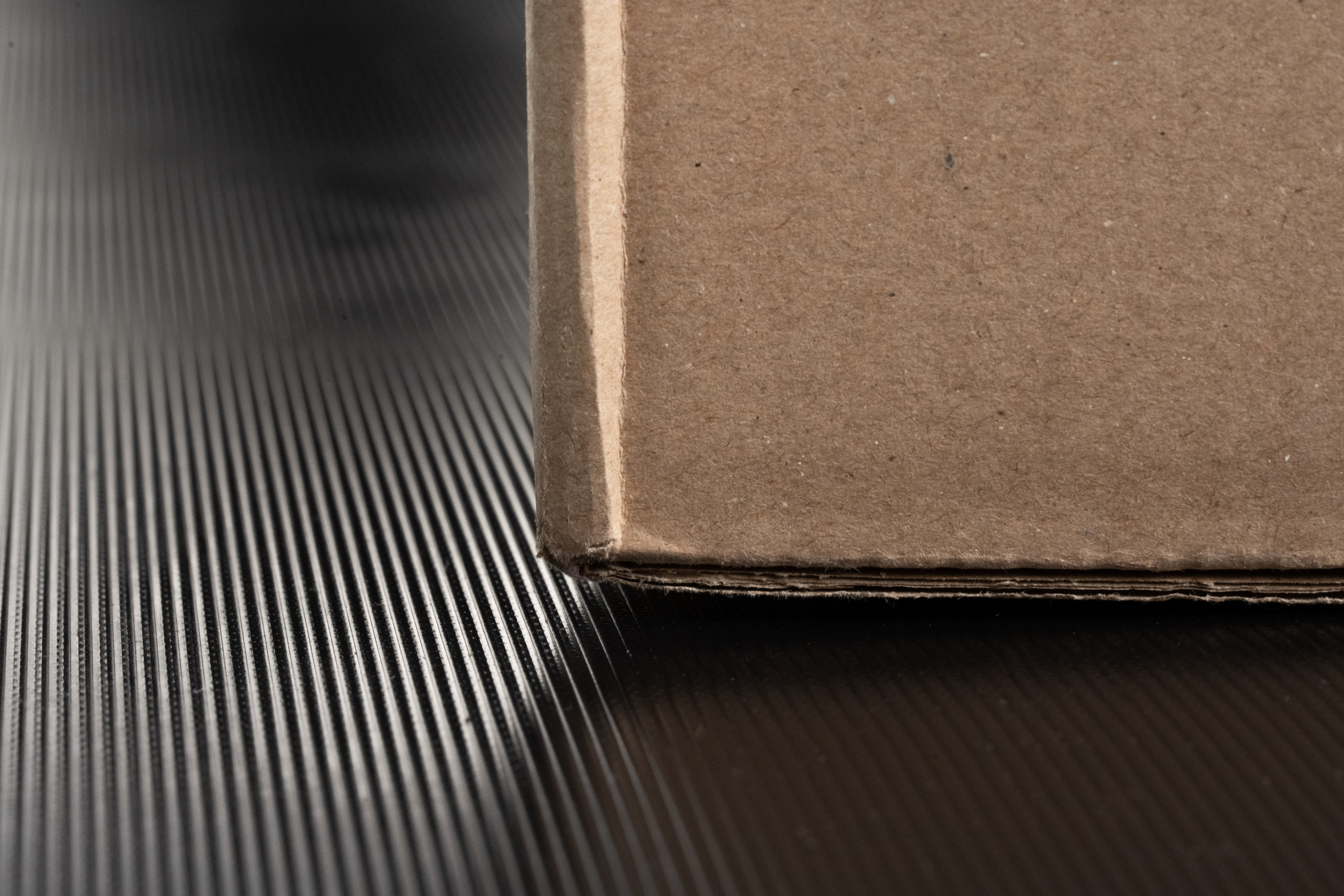 Parcel box on black conveyor belt NSL-28ESBV-E3